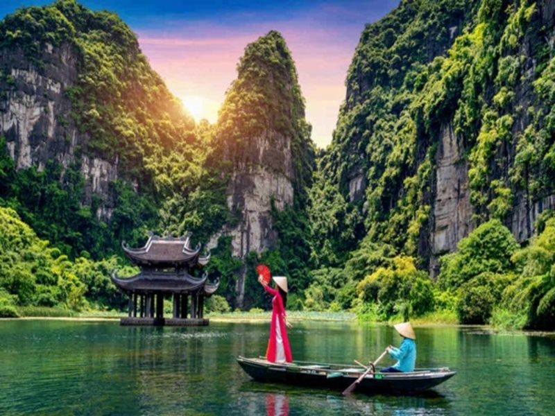 cruise-through-the-caves-of-trang-an